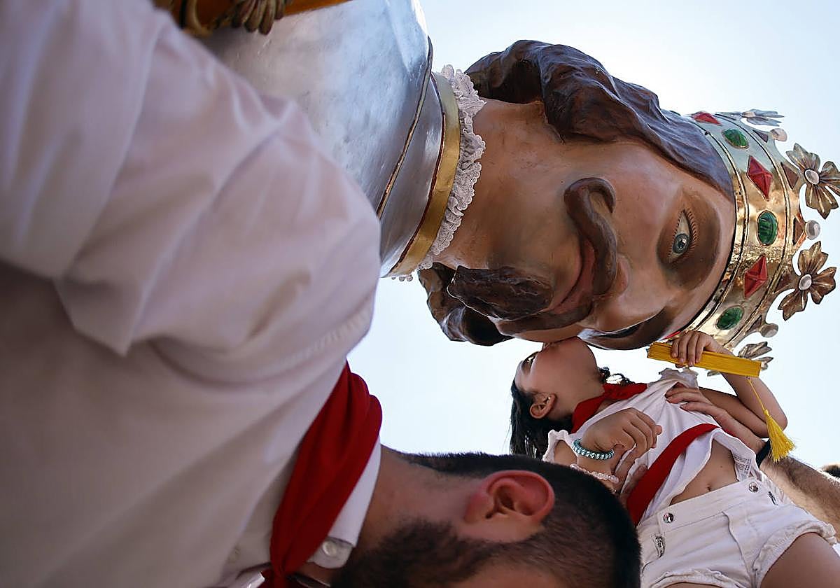 El encuentro de niños y gigantes, ayer en Pamplona.