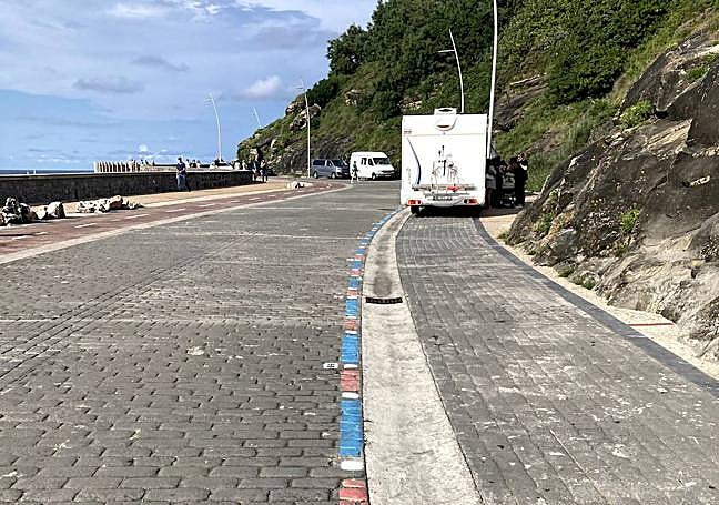 En el Paseo Nuevo ya se ha comenzado a pintar el asfalto.