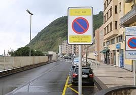 Seis señales como la de la fotografía se hanb repartido por la zona de aparcamiento de Sagüés.