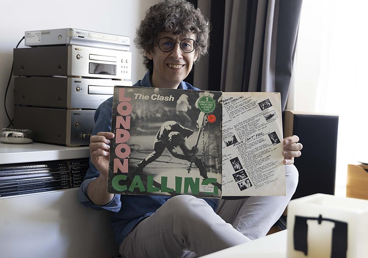 El ex Ducan Dhu posa con su vinilo de 'London Calling' en su casa en Donostia.
