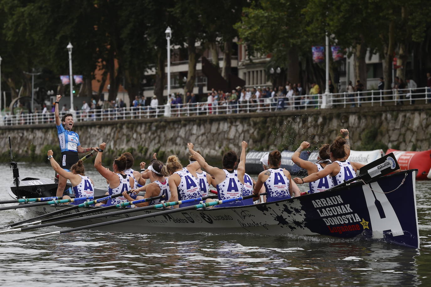 Las remeras de Arraun Lagunak celebran su victoria.