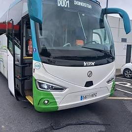 El autobús, detenido en el Alto de Itziar con el limpiaparabrisas roto.