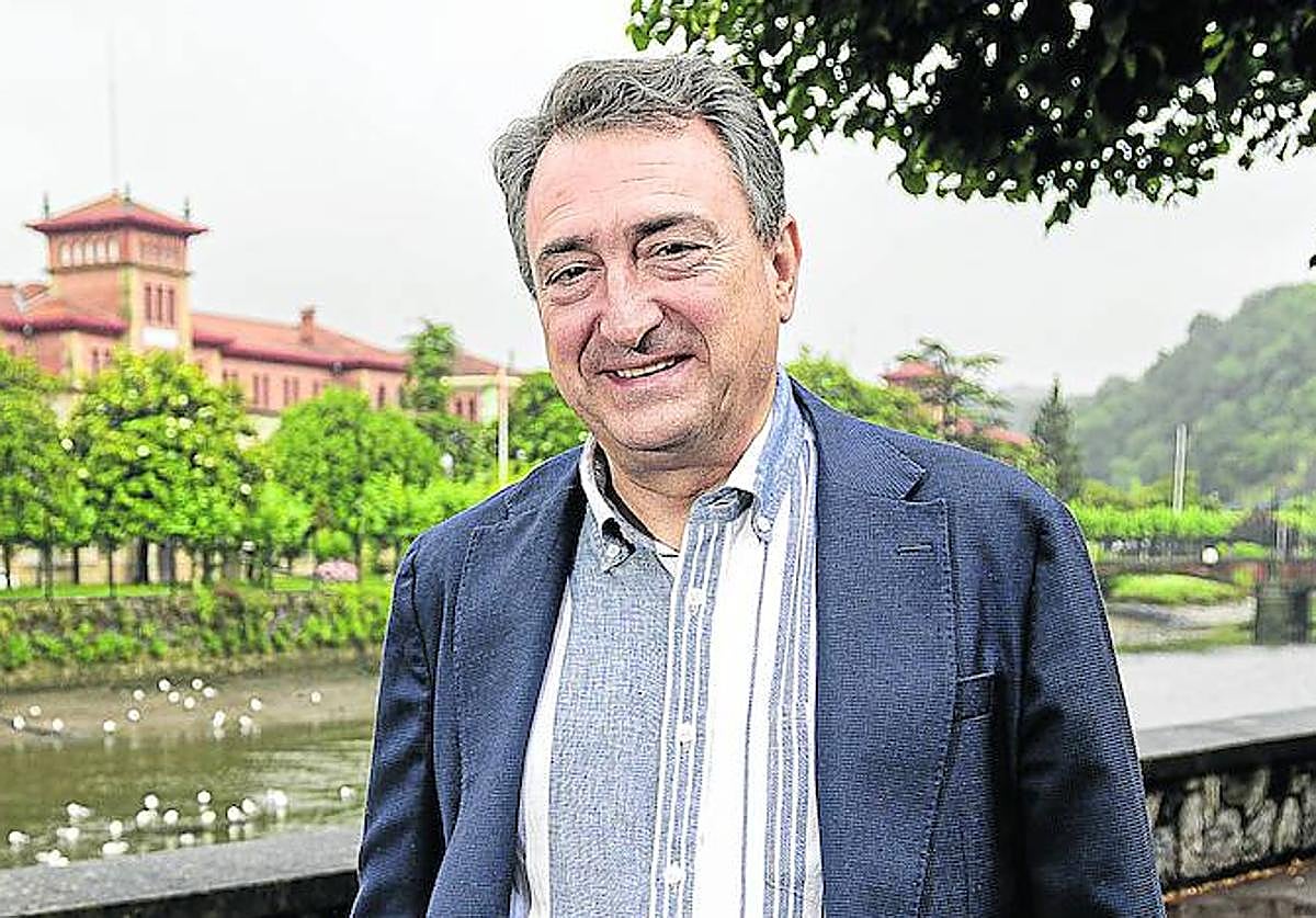 Aitor Esteban posa frente a los cuarteles de Loiola, donde se construirán 1.700 viviendas en la vega del Urumea, tras el acuerdo alcanzado con el Gobierno central.