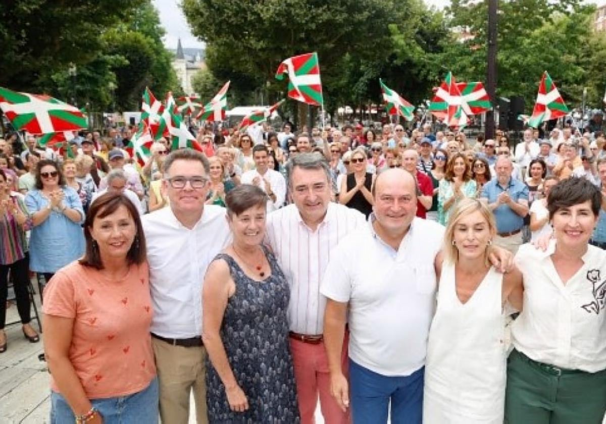 Aitor Esteban y Andoni Ortuzar con candidatos del PNV en el mitin de este domingo en Bermeo.