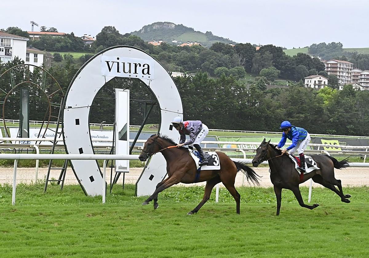 'Lovely Diamond', que volvió a demostrar todo su valor ayer el hipódromo donostiara, supera en el poste con claridad a 'Goyesca'.