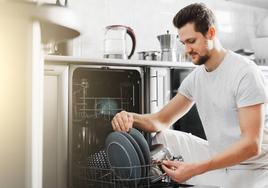 Ahorra en el precio de la luz hoy: atento con poner el lavavajillas a esta hora