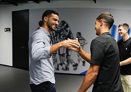 Merino y Zubimendi se chocan la mano este lunes en Zubieta ante la presencia de Zubeldia.