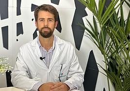 El Dr. Alejandro González en su consulta