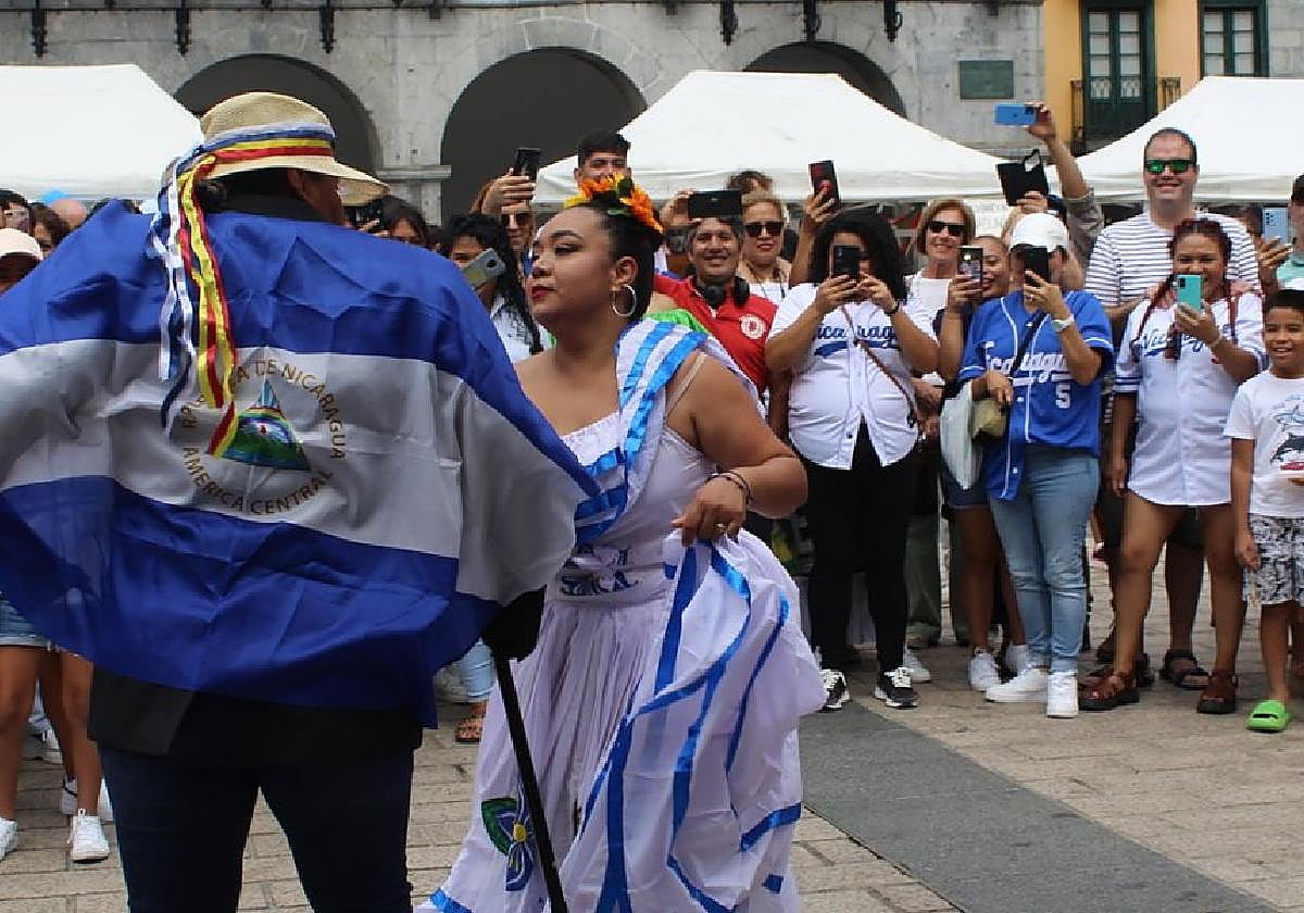 El público, presenciando un baile nicaraguense, sin querer perderse detalle y grabándolo para la posteridad.