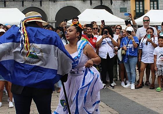 El público, presenciando un baile nicaraguense, sin querer perderse detalle y grabándolo para la posteridad.