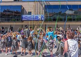 Okendo plaza se llenó de personajes del circo que bailaron y se divirtieron tras el desfile por el centro.