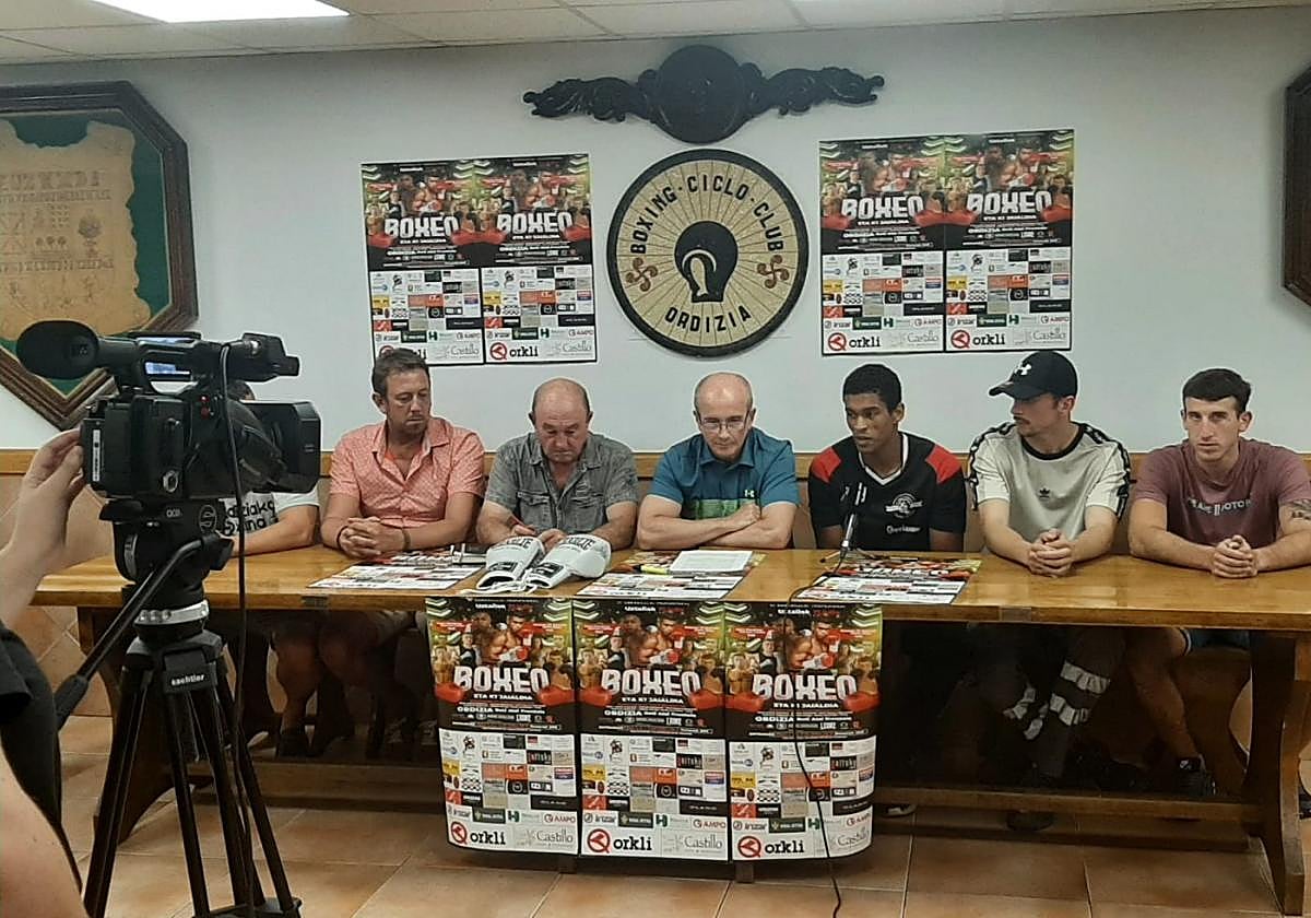 Organizadores y púgiles, este martes en la presentación de la velada que se celebra el viernes en Ordizia.