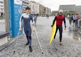 Ander Goenaga se encamina hacia la orilla para surfear con el apoyo de su entrenador Iñaki Beloki y de un guía que le ayudará a coger velocidad para alcanzar la pared de la ola.