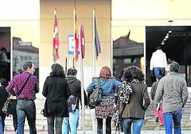 Funcionarios del Gobierno Vasco entrando en Lakua.