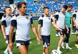 Gorosabel, en el centro de la imagen, junto a Turrientes, Oyarzabal y Carlos Fernández, durante el primer entrenamiento del verano en Anoeta.