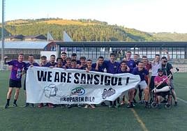 Celebraciones de Txinpartak campeones de Liga tras vencer a MFK, y los mejores en la Copa fueron los jugadores de Sansigol.