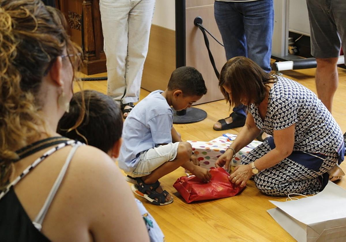 Lansari abre uno de los primeros regalos en su recibimiento.