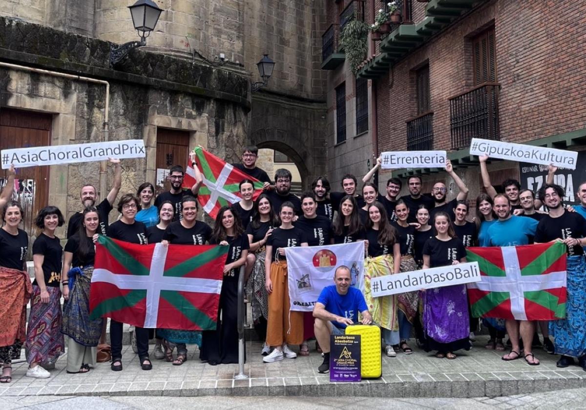 Los y las coralistas de Landarbaso Abesbatza posan en Mikelazulo, un clásico para ellos.