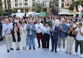 Urkullu, Ortuzar, Esteban, Vaquero y otros candidatos del PNV, en el mitin celebrado en el Boulevard donostiarra.
