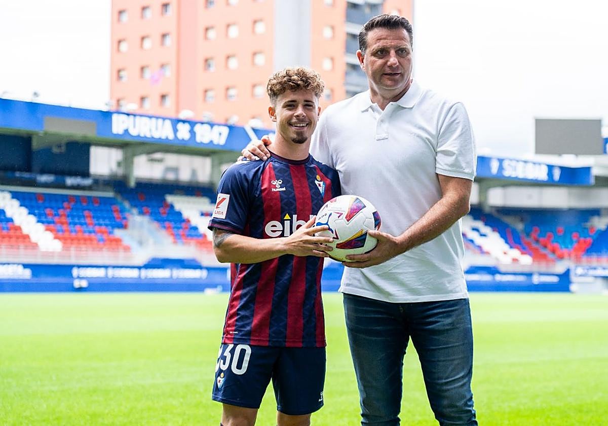 Mario Soriano posa junto al director deportivo César Palacios, este miércoles en Ipurua.