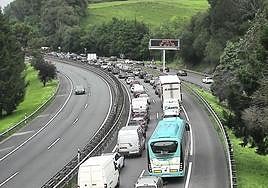 Retenciones en la variante de Donostia en la zona de Ondarreta.