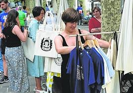 Una mujer mira productos textiles en una tienda en Hondarribia.