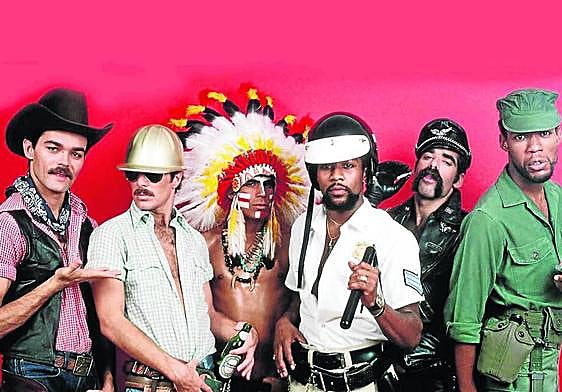 Imagen de la banda con sus miembros originales. De izquierda a derecha: Randy Jones (cowboy), David Hodo (obrero), Felipe Rose (indio), Victor Willis (policía),Glenn Hughes (motero) y Alex Briley (militar).