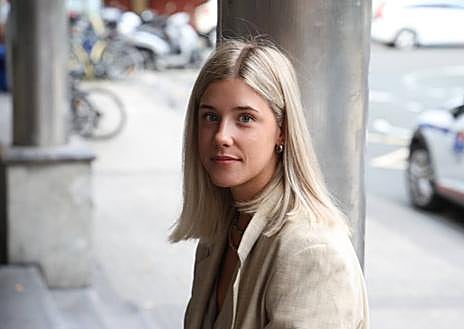 Imagen secundaria 1 - Arriba, una afectada pregunta por los horarios al personal de seguridad. Abajo, María y Guillermo, dos de los afectados.