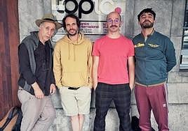 Miembros de la compañía valenciana Vudú Teatro en el exterior del Topic.