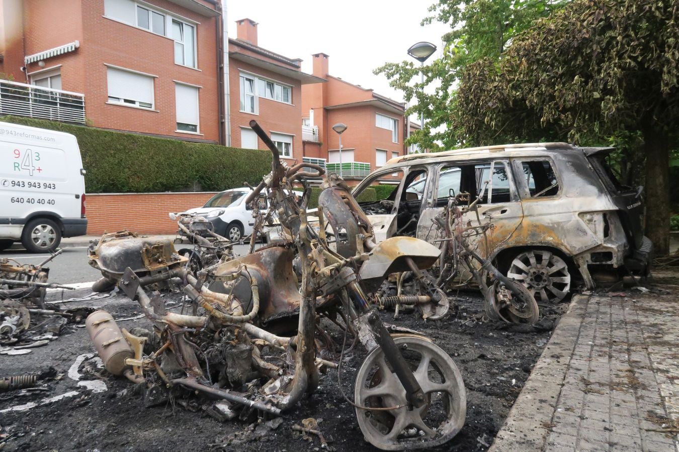 Nueve motos y un coche calcinados en San Sebastián