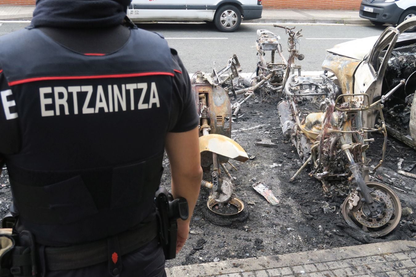 Nueve motos y un coche calcinados en San Sebastián