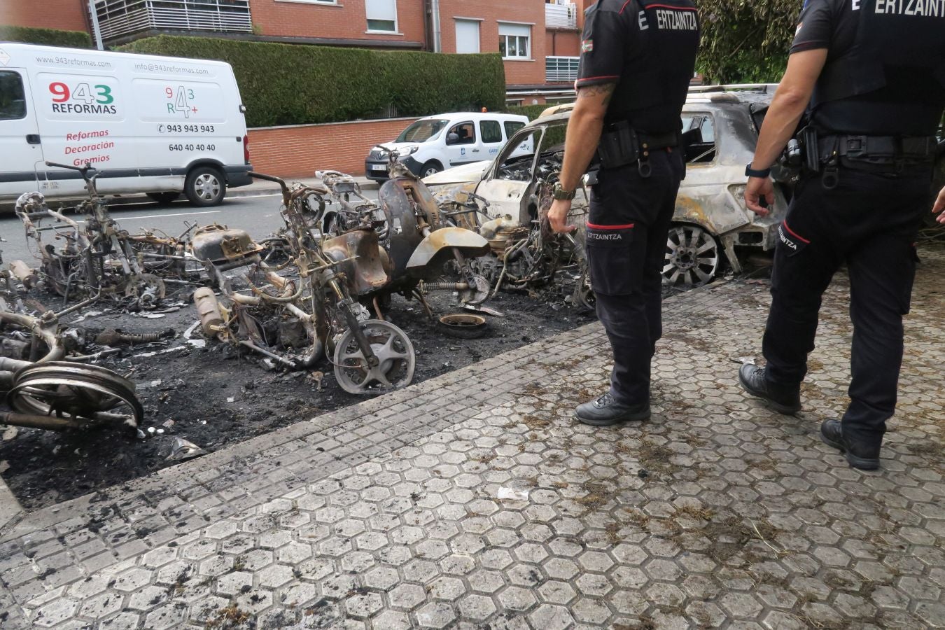 Nueve motos y un coche calcinados en San Sebastián