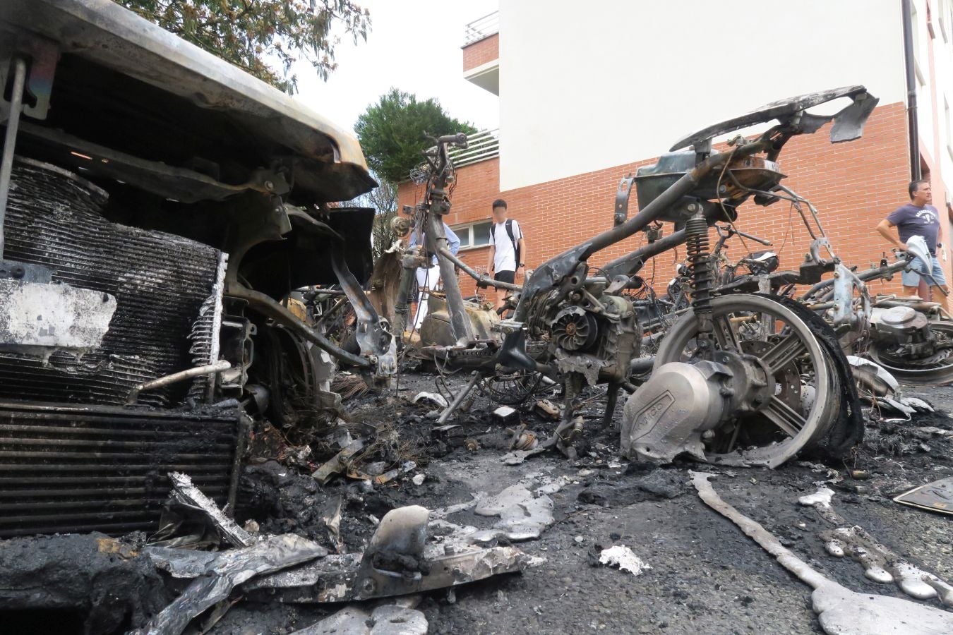 Nueve motos y un coche calcinados en San Sebastián