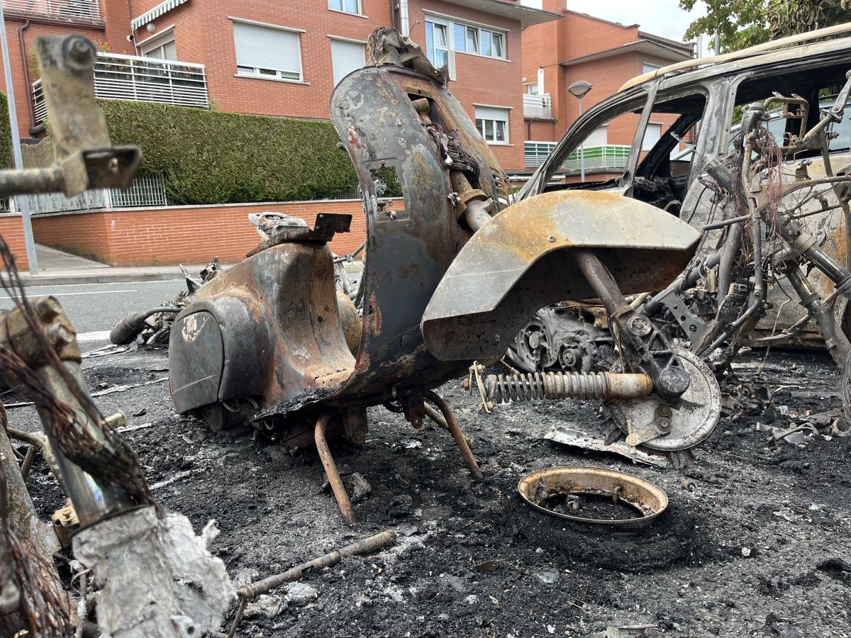 Las llamas han calcinado nueve motos y un vehículo