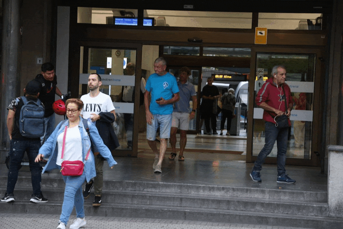 Andenes más llenos de lo habitual este jueves por los paros en Euskotren en la estación de Amara.