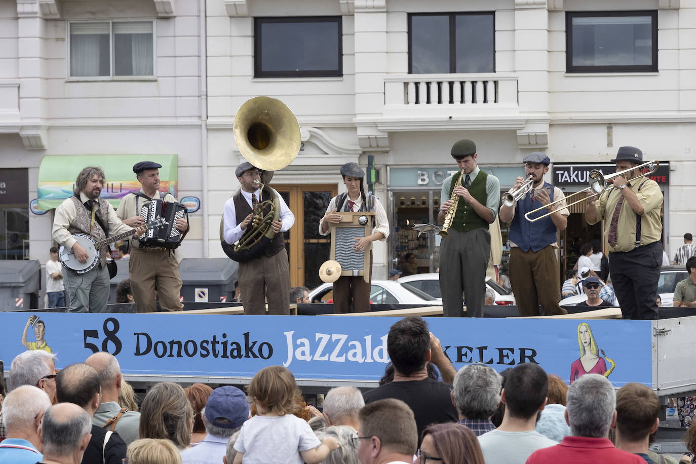 La kalejira de Euskorleans, en imágenes