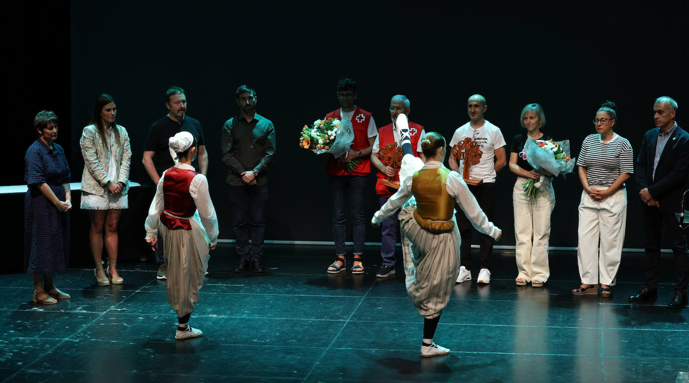 Reconocimiento a Juneren Hegoak y la Agrupación Local de la Cruz Roja en Errenteria