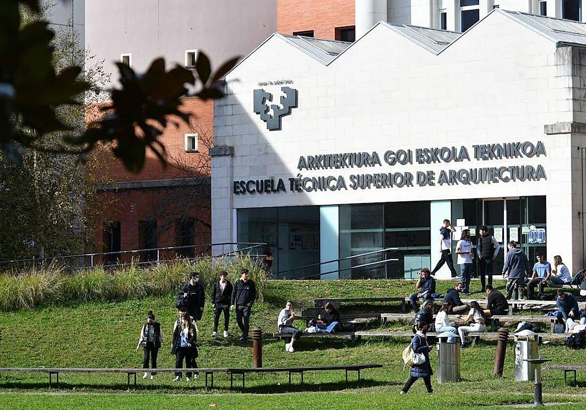El 80% de los universitarios trabaja 'de lo suyo' en tres años y gana 1.677 euros