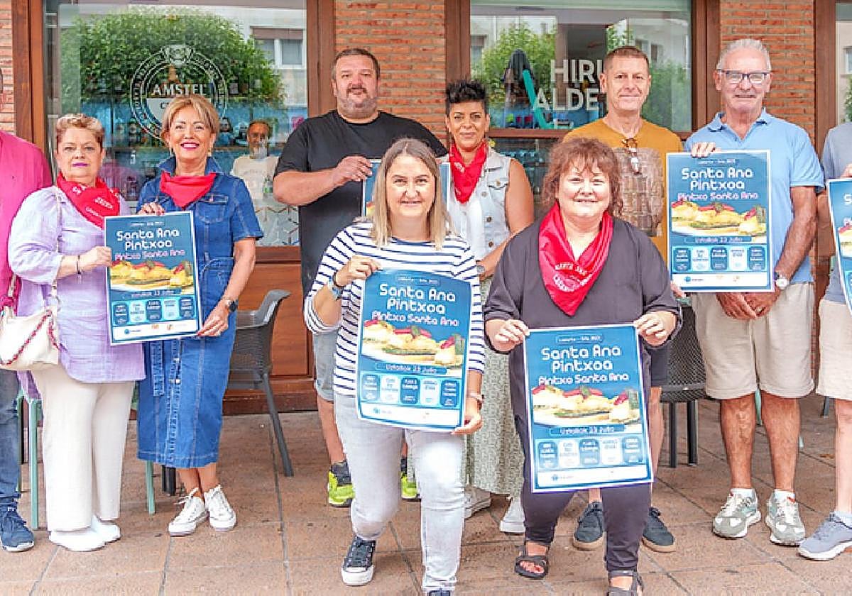 Miembros de Aterpea y el Ayuntamiento en la presentación.