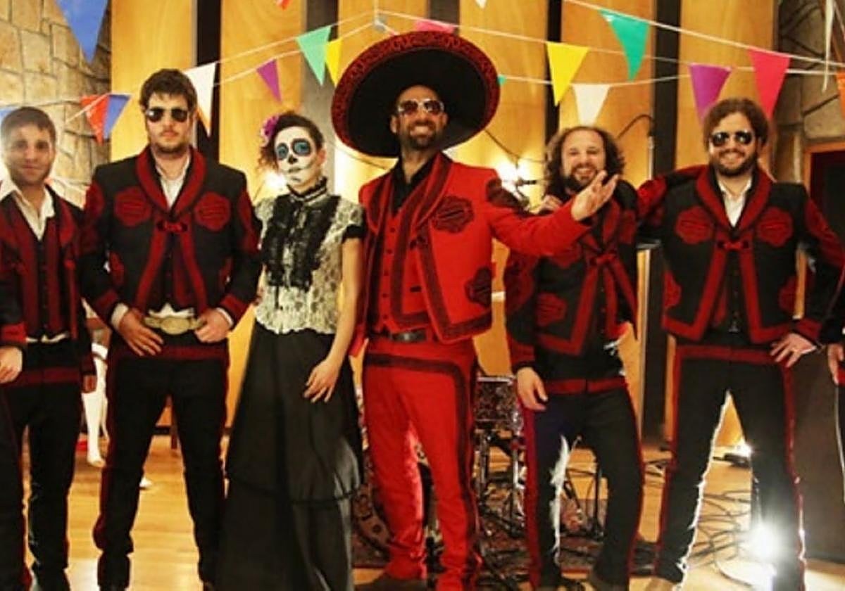 Los sonidos napar-mex con rancheras, corridos,rock y folk de los Zopilotes Txirriaos tienen el éxito asegurado.