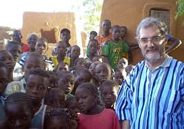 Joxan Larrañaga, uno de los fundadores de la ONG Mali Elkartasuna, posa con varios niños malienses durante uno uno de sus viajes al país africano.