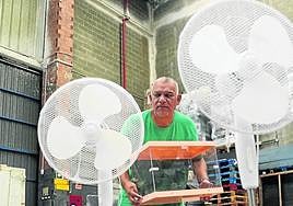 Urnas y ventiladores en un almacén municipal de Barcelona, estos días.