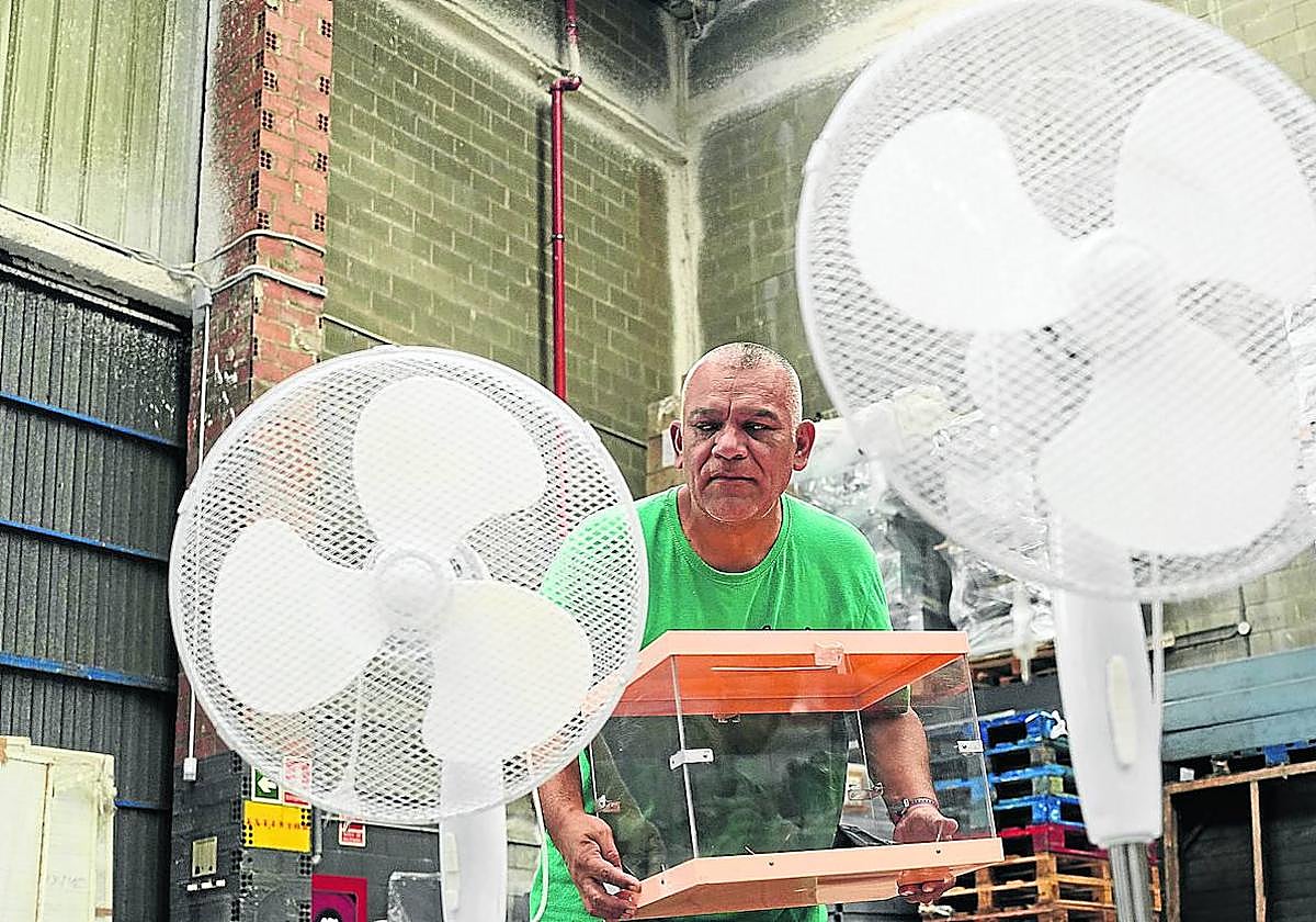 Urnas y ventiladores en un almacén municipal de Barcelona, estos días.