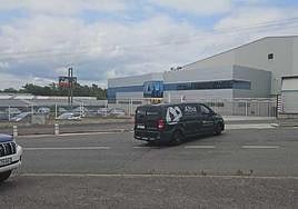 Un vehículo de una funeraria vitoriana entra en las instralaciones de Aratz, en Betoño