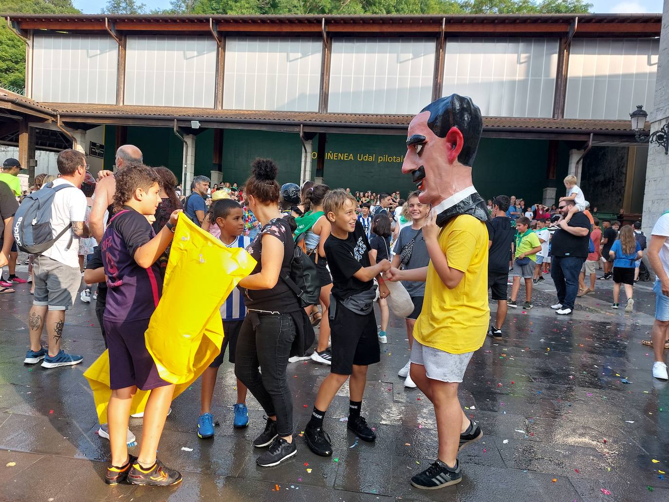 Ehun eta ehun berrehun, Gora Astiarra!