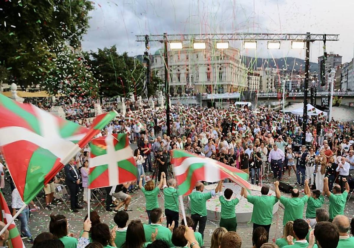 El acto del PNV este viernes en el cierre de campaña celebrado en el Arenal de Bilbao.