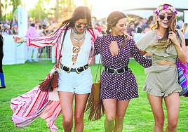 Los estampados florales, los 'cut out', los cinturones y los flecos triunfan en los looks.