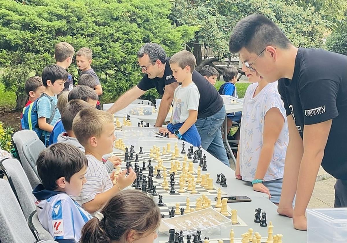 Los 'profes' retaron en los tableros a los y las jóvenes ajedrecistas.