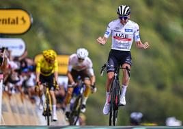 Tadej Pogacar celebra su triunfo en el Markstein ante la mirada de Jonas Vingegaard.