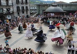 Gigantes llegados desde una veintena de municipios han llenado la plaza con sus bailes.